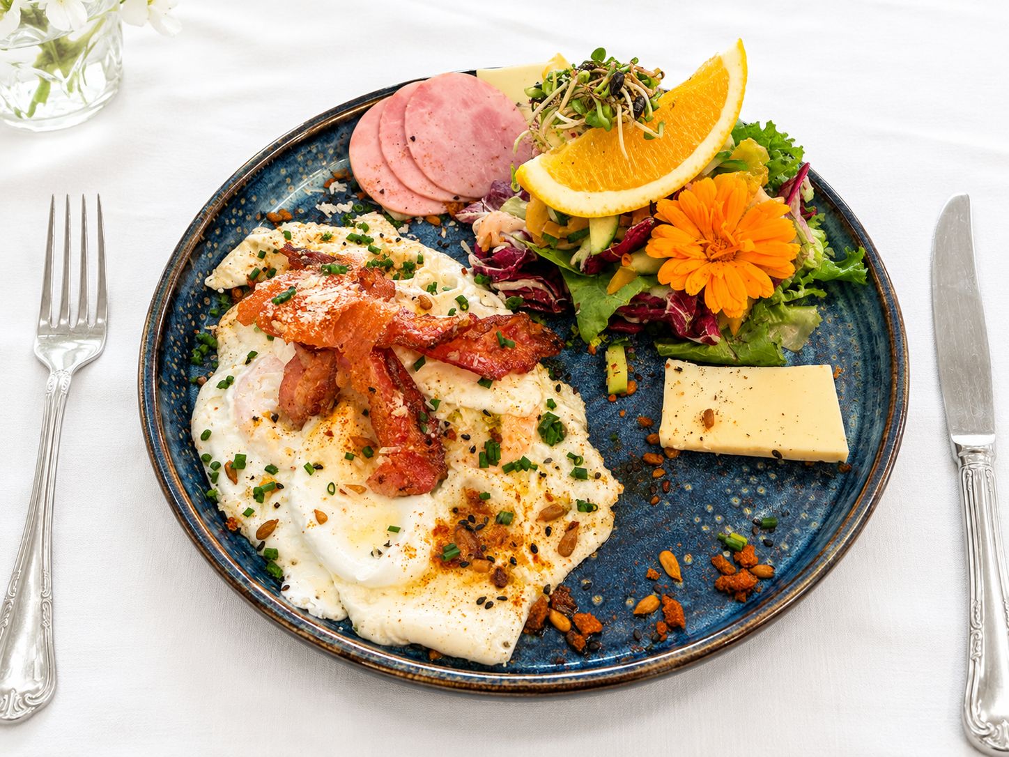 Frühstück im Kantofino: Spiegeleier mit Speck, Schinken, Käse und Salat
